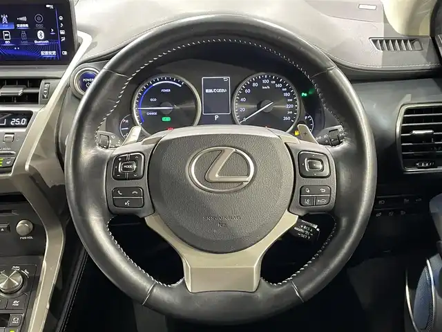 レクサス ＮＸ 300h バージョンL 愛知県 2018(平30)年 3.1万km ソニックチタニウム 純正１０インチナビ　/(AM/FM/CD・DVD再生/SD/USB/Bluetooth/フルセグTV/CarPlay）/ムーンルーフ　/マークレビンソンサウンド　/黒レザーシート/ブラインドスポットモニター　/ヘッドアップディスプレイ　/レクサスセーフティシステム　/　　-プリクラッシュセーフティ/　　-レーントレーニングアシスト/　　-オートマチックハイビーム/　　-レーダークルーズコントロール/　　-ロードサインアシスト/　　-先行車発進告知機能/シートベンチレーション/シートヒーター/ステアリングヒーター/ＡＣ１００Ｖ　/ビルトインＥＴＣ２．０　/バックカメラ/メモリー機能付パワーシート/電動格納セカンドシート/電動バックドア/クリアランスソナー/三眼LEDヘッドライト/LEDフォグランプ/純正フロアマット