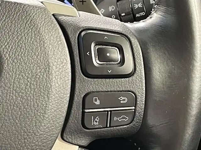 レクサス ＮＸ 300h バージョンL 愛知県 2018(平30)年 3.1万km ソニックチタニウム 純正１０インチナビ　/(AM/FM/CD・DVD再生/SD/USB/Bluetooth/フルセグTV/CarPlay）/ムーンルーフ　/マークレビンソンサウンド　/黒レザーシート/ブラインドスポットモニター　/ヘッドアップディスプレイ　/レクサスセーフティシステム　/　　-プリクラッシュセーフティ/　　-レーントレーニングアシスト/　　-オートマチックハイビーム/　　-レーダークルーズコントロール/　　-ロードサインアシスト/　　-先行車発進告知機能/シートベンチレーション/シートヒーター/ステアリングヒーター/ＡＣ１００Ｖ　/ビルトインＥＴＣ２．０　/バックカメラ/メモリー機能付パワーシート/電動格納セカンドシート/電動バックドア/クリアランスソナー/三眼LEDヘッドライト/LEDフォグランプ/純正フロアマット
