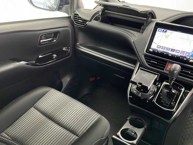 トヨタ ヴォクシー ZS 煌Ⅱ 長野県 2020(令2)年 5.5万km イナズマスパーキングブラックガラスフレーク 社外SDナビ/Bluetooth/CD/DVD/フルセグTV/バックカメラ/両側パワスラ/ETC/純正16インチAW装着/社外フロアマット/ステアリングスイッチ/横滑り防止装置/衝突被害軽減システム/車線逸脱警報/パーキングサポートブレーキ/先行車発進告知/コーナーセンサー/クルーズコントロール/スペアキー/スペアキー1本