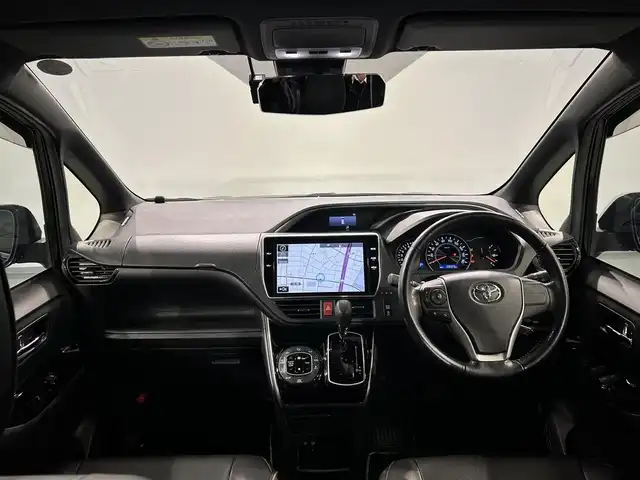 トヨタ ヴォクシー ZS 煌 愛知県 2018(平30)年 2.9万km イナズマスパーキングブラックガラスフレーク 純正１０インチナビ(NSZN-Z66T)/フルセグTV・CD／DVD・Bluetooth・FM／AM/バックカメラ/純正フリップダウンモニター(V12T-R66C)/黒革調シートカバー/クルーズコントロール/両側電動スライドドア/衝突軽減ブレーキ/純正ビルトインＥＴＣ/純正ドライブレコーダー/ＬＥＤヘッドライト/2列目ロールサンシェード/USB充電/オートハイビーム