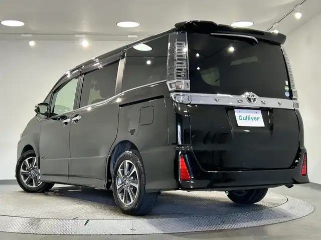 トヨタ ヴォクシー ZS 煌 愛知県 2018(平30)年 2.9万km イナズマスパーキングブラックガラスフレーク 純正１０インチナビ(NSZN-Z66T)/フルセグTV・CD／DVD・Bluetooth・FM／AM/バックカメラ/純正フリップダウンモニター(V12T-R66C)/黒革調シートカバー/クルーズコントロール/両側電動スライドドア/衝突軽減ブレーキ/純正ビルトインＥＴＣ/純正ドライブレコーダー/ＬＥＤヘッドライト/2列目ロールサンシェード/USB充電/オートハイビーム
