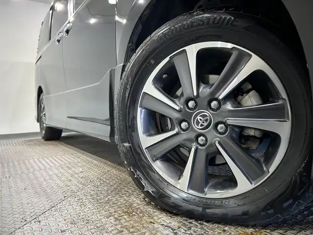 トヨタ ヴォクシー ZS 煌 愛知県 2018(平30)年 2.9万km イナズマスパーキングブラックガラスフレーク 純正１０インチナビ(NSZN-Z66T)/フルセグTV・CD／DVD・Bluetooth・FM／AM/バックカメラ/純正フリップダウンモニター(V12T-R66C)/黒革調シートカバー/クルーズコントロール/両側電動スライドドア/衝突軽減ブレーキ/純正ビルトインＥＴＣ/純正ドライブレコーダー/ＬＥＤヘッドライト/2列目ロールサンシェード/USB充電/オートハイビーム