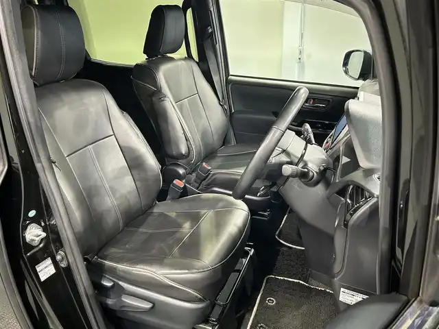 トヨタ ヴォクシー ZS 煌 愛知県 2018(平30)年 2.9万km イナズマスパーキングブラックガラスフレーク 純正１０インチナビ(NSZN-Z66T)/フルセグTV・CD／DVD・Bluetooth・FM／AM/バックカメラ/純正フリップダウンモニター(V12T-R66C)/黒革調シートカバー/クルーズコントロール/両側電動スライドドア/衝突軽減ブレーキ/純正ビルトインＥＴＣ/純正ドライブレコーダー/ＬＥＤヘッドライト/2列目ロールサンシェード/USB充電/オートハイビーム