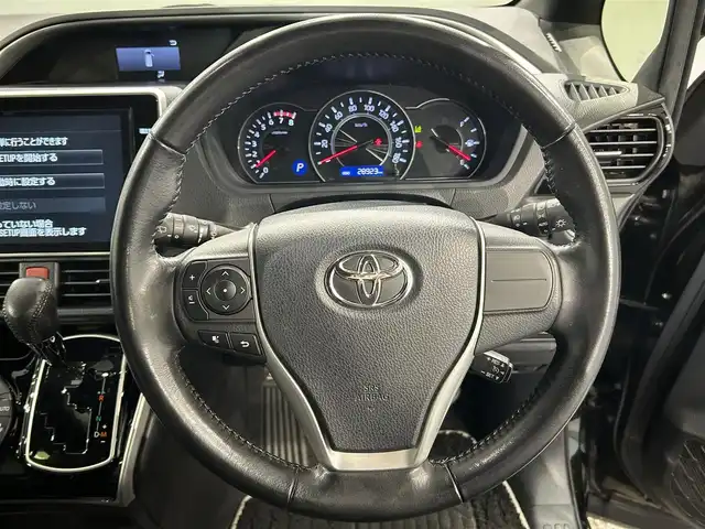 トヨタ ヴォクシー ZS 煌 愛知県 2018(平30)年 2.9万km イナズマスパーキングブラックガラスフレーク 純正１０インチナビ(NSZN-Z66T)/フルセグTV・CD／DVD・Bluetooth・FM／AM/バックカメラ/純正フリップダウンモニター(V12T-R66C)/黒革調シートカバー/クルーズコントロール/両側電動スライドドア/衝突軽減ブレーキ/純正ビルトインＥＴＣ/純正ドライブレコーダー/ＬＥＤヘッドライト/2列目ロールサンシェード/USB充電/オートハイビーム