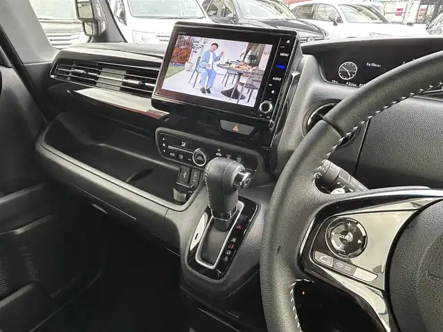 ホンダ Ｎ ＢＯＸ カスタム L ターボ 神奈川県 2022(令4)年 1.3万km プラチナホワイトパール ワンオーナー取説/純正メモリナビ/フルセグ/CD/DVD/BT/USB/CarPlay/純正エアロ/パドルシフト/両側パワースライドドア/バックカメラ/追従機能付きクルーズコントロール/衝突軽減ブレーキシステム/ハーフレザー/純正アルミホイール/ETC/プッシュスタート/スマートキー×2/パーキングセンサーシステム/路外逸脱抑制システム/前後ドラレコ/純正フロアマット/ダブル・カーテンエアバッグ/後席サイドエアバッグ