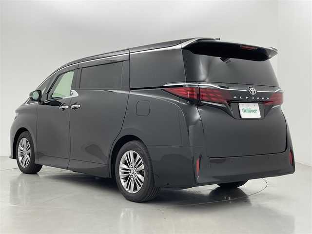 トヨタ アルファード Z 熊本県 2024(令6)年 1万km ブラック 左右独立ムーンルーフ　/純正１４インチディスプレイオーディオプラス　/全周囲カメラ　/純正前後ドライブレコーダー　/１３．２型後席モニター　/ビルトインETC2.0/両側パワースライドドア　/前後クリアランスソナー　/トヨタセーフティーセンス/・プリクラッシュセーフティ/・レーントレーシングアシスト/・レーンディパーチャーアラート/・レーダークルーズコントロール/・アダプティブハイビームアシスト/・オートマチックハイビーム/・ロードサインアシスト/・ドライバー異常対応システム/・プロアクティブドライビングアシスト/・発進遅れ告知機能/・ブラインドスポットモニター/横滑り防止/前席・2列目シートヒーター/前席・2列目エアーシート/全席パワーシート/2列目オットマン/デジタルインナーミラー/置くだけ充電/１００V充電/パワーバックドア/ユニバーサルステップ/オートライト/LEDヘッドライト/フォグライト/スマートキー/プッシュスタート/スペアキー1本/保証書　/取扱説明書