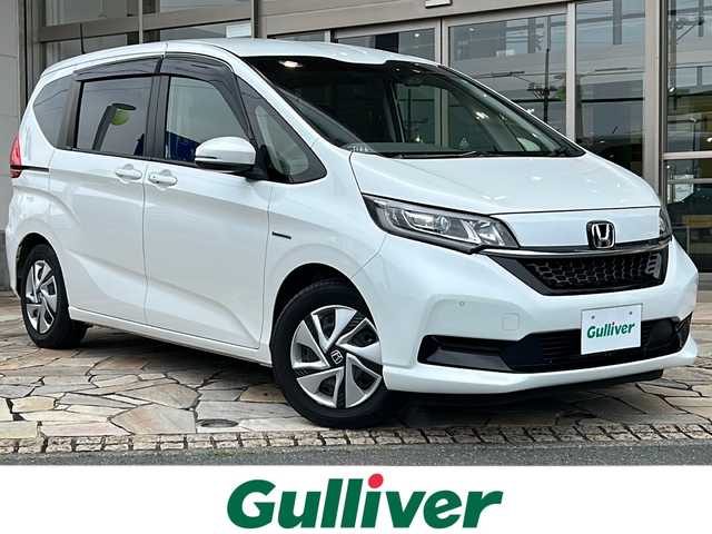 ホンダ フリード ハイブリット G ホンダセンシング 静岡県 2022(令4)年 3.3万km プラチナホワイトパール 社外ナビ/・AM/FM/・CD/DVD/・Bluetooth/・iPod/・SD/・フルセグTV/・USB/・Memory Music/ホンダセンシング/アダプティブ・クルーズ・コントロール（ACC）/・作動車速域：約30km/hから100km/h間/車線維持支援システム（LKAS）/・作動車速：約65km/hから100km/h間/・ステアリング制御/衝突軽減ブレーキ（CMBS）/・歩行者検知機能/・作動車速：約80km/h未満時/・対向車車速：約30km/hから80km/h時/誤発進抑制機能（前進）/・ミリ波レーダー検知：作動車速10km/h未満/歩行者事故低減ステアリング/・作動車速10km/hから40km/h間/路外逸脱抑制機能/・作動車速：約60km/hから100km/h間/先行車発進お知らせ機能/標識認識機能/主要装備/・バックカメラ/・ドライブレコーダー/・両側パワースライドドア/・コーナーセンサー/・ＬＥＤヘッドライト/・ＥＴＣ/・アクティブコーナリングライト