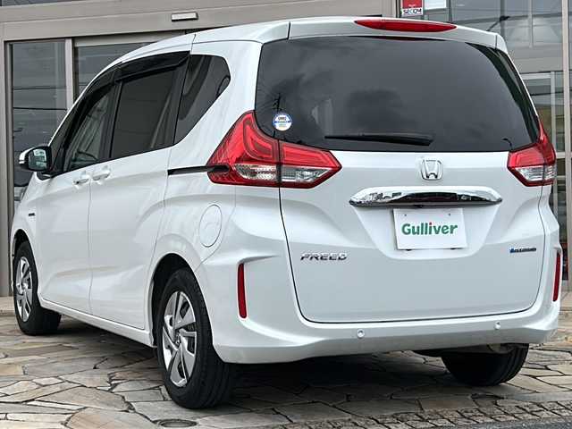 ホンダ フリード ハイブリット G ホンダセンシング 静岡県 2022(令4)年 3.3万km プラチナホワイトパール 社外ナビ/・AM/FM/・CD/DVD/・Bluetooth/・iPod/・SD/・フルセグTV/・USB/・Memory Music/ホンダセンシング/アダプティブ・クルーズ・コントロール（ACC）/・作動車速域：約30km/hから100km/h間/車線維持支援システム（LKAS）/・作動車速：約65km/hから100km/h間/・ステアリング制御/衝突軽減ブレーキ（CMBS）/・歩行者検知機能/・作動車速：約80km/h未満時/・対向車車速：約30km/hから80km/h時/誤発進抑制機能（前進）/・ミリ波レーダー検知：作動車速10km/h未満/歩行者事故低減ステアリング/・作動車速10km/hから40km/h間/路外逸脱抑制機能/・作動車速：約60km/hから100km/h間/先行車発進お知らせ機能/標識認識機能/主要装備/・バックカメラ/・ドライブレコーダー/・両側パワースライドドア/・コーナーセンサー/・ＬＥＤヘッドライト/・ＥＴＣ/・アクティブコーナリングライト