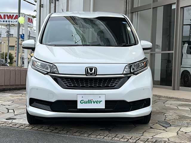 ホンダ フリード ハイブリット G ホンダセンシング 静岡県 2022(令4)年 3.3万km プラチナホワイトパール 社外ナビ/・AM/FM/・CD/DVD/・Bluetooth/・iPod/・SD/・フルセグTV/・USB/・Memory Music/ホンダセンシング/アダプティブ・クルーズ・コントロール（ACC）/・作動車速域：約30km/hから100km/h間/車線維持支援システム（LKAS）/・作動車速：約65km/hから100km/h間/・ステアリング制御/衝突軽減ブレーキ（CMBS）/・歩行者検知機能/・作動車速：約80km/h未満時/・対向車車速：約30km/hから80km/h時/誤発進抑制機能（前進）/・ミリ波レーダー検知：作動車速10km/h未満/歩行者事故低減ステアリング/・作動車速10km/hから40km/h間/路外逸脱抑制機能/・作動車速：約60km/hから100km/h間/先行車発進お知らせ機能/標識認識機能/主要装備/・バックカメラ/・ドライブレコーダー/・両側パワースライドドア/・コーナーセンサー/・ＬＥＤヘッドライト/・ＥＴＣ/・アクティブコーナリングライト