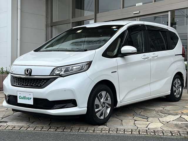 ホンダ フリード ハイブリット G ホンダセンシング 静岡県 2022(令4)年 3.3万km プラチナホワイトパール 社外ナビ/・AM/FM/・CD/DVD/・Bluetooth/・iPod/・SD/・フルセグTV/・USB/・Memory Music/ホンダセンシング/アダプティブ・クルーズ・コントロール（ACC）/・作動車速域：約30km/hから100km/h間/車線維持支援システム（LKAS）/・作動車速：約65km/hから100km/h間/・ステアリング制御/衝突軽減ブレーキ（CMBS）/・歩行者検知機能/・作動車速：約80km/h未満時/・対向車車速：約30km/hから80km/h時/誤発進抑制機能（前進）/・ミリ波レーダー検知：作動車速10km/h未満/歩行者事故低減ステアリング/・作動車速10km/hから40km/h間/路外逸脱抑制機能/・作動車速：約60km/hから100km/h間/先行車発進お知らせ機能/標識認識機能/主要装備/・バックカメラ/・ドライブレコーダー/・両側パワースライドドア/・コーナーセンサー/・ＬＥＤヘッドライト/・ＥＴＣ/・アクティブコーナリングライト