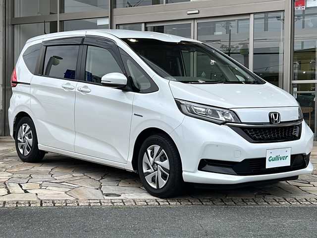ホンダ フリード ハイブリット G ホンダセンシング 静岡県 2022(令4)年 3.3万km プラチナホワイトパール 社外ナビ/・AM/FM/・CD/DVD/・Bluetooth/・iPod/・SD/・フルセグTV/・USB/・Memory Music/ホンダセンシング/アダプティブ・クルーズ・コントロール（ACC）/・作動車速域：約30km/hから100km/h間/車線維持支援システム（LKAS）/・作動車速：約65km/hから100km/h間/・ステアリング制御/衝突軽減ブレーキ（CMBS）/・歩行者検知機能/・作動車速：約80km/h未満時/・対向車車速：約30km/hから80km/h時/誤発進抑制機能（前進）/・ミリ波レーダー検知：作動車速10km/h未満/歩行者事故低減ステアリング/・作動車速10km/hから40km/h間/路外逸脱抑制機能/・作動車速：約60km/hから100km/h間/先行車発進お知らせ機能/標識認識機能/主要装備/・バックカメラ/・ドライブレコーダー/・両側パワースライドドア/・コーナーセンサー/・ＬＥＤヘッドライト/・ＥＴＣ/・アクティブコーナリングライト