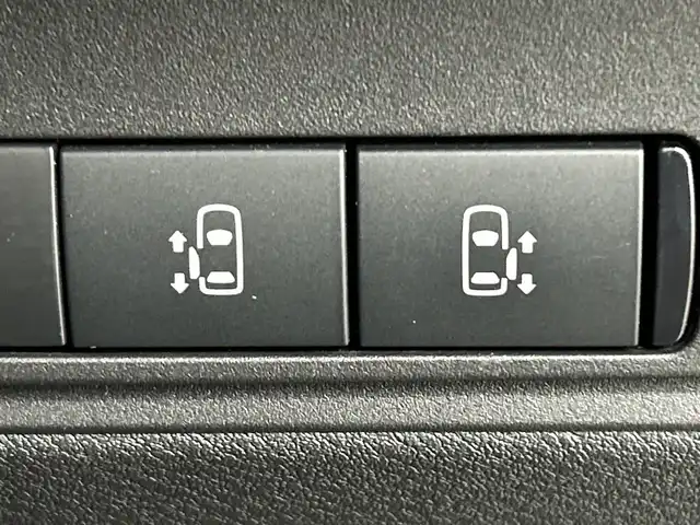 日産 セレナ ハイウェイスター V 三重県 2023(令5)年 0.6万km ダイヤモンドブラック 禁煙車　/純正ナビ　/アラウンドビューモニター　/両側パワースライドドア　/レーダークルーズコントロール　/ワイヤレス充電　/インテリジェントスマートルームミラー　/純正フロントスポイラー　/プロパイロット　/ＢＳＭ/エマージェンシーブレーキ/レーンキープアシスト /前後コーナーセンサー/純正前後ドライブレコーダー/MTモード付きAT/パドルシフト