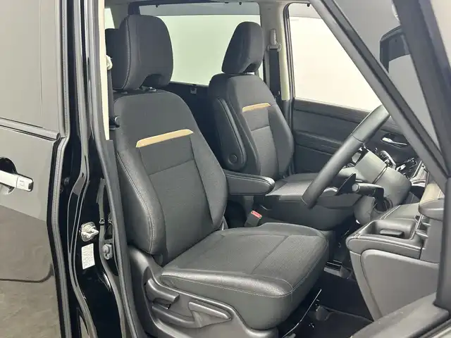 日産 セレナ ハイウェイスター V 三重県 2023(令5)年 0.6万km ダイヤモンドブラック 禁煙車　/純正ナビ　/アラウンドビューモニター　/両側パワースライドドア　/レーダークルーズコントロール　/ワイヤレス充電　/インテリジェントスマートルームミラー　/純正フロントスポイラー　/プロパイロット　/ＢＳＭ/エマージェンシーブレーキ/レーンキープアシスト /前後コーナーセンサー/純正前後ドライブレコーダー/MTモード付きAT/パドルシフト