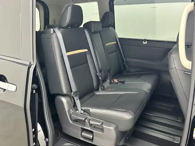 日産 セレナ ハイウェイスター V 三重県 2023(令5)年 0.6万km ダイヤモンドブラック 禁煙車　/純正ナビ　/アラウンドビューモニター　/両側パワースライドドア　/レーダークルーズコントロール　/ワイヤレス充電　/インテリジェントスマートルームミラー　/純正フロントスポイラー　/プロパイロット　/ＢＳＭ/エマージェンシーブレーキ/レーンキープアシスト /前後コーナーセンサー/純正前後ドライブレコーダー/MTモード付きAT/パドルシフト