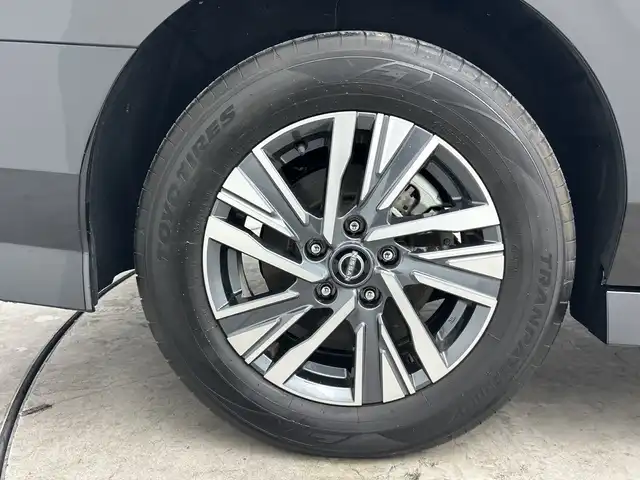 日産 セレナ ハイウェイスター V 三重県 2023(令5)年 0.6万km ダイヤモンドブラック 禁煙車　/純正ナビ　/アラウンドビューモニター　/両側パワースライドドア　/レーダークルーズコントロール　/ワイヤレス充電　/インテリジェントスマートルームミラー　/純正フロントスポイラー　/プロパイロット　/ＢＳＭ/エマージェンシーブレーキ/レーンキープアシスト /前後コーナーセンサー/純正前後ドライブレコーダー/MTモード付きAT/パドルシフト
