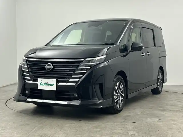 日産 セレナ ハイウェイスター V 三重県 2023(令5)年 0.6万km ダイヤモンドブラック 禁煙車　/純正ナビ　/アラウンドビューモニター　/両側パワースライドドア　/レーダークルーズコントロール　/ワイヤレス充電　/インテリジェントスマートルームミラー　/純正フロントスポイラー　/プロパイロット　/ＢＳＭ/エマージェンシーブレーキ/レーンキープアシスト /前後コーナーセンサー/純正前後ドライブレコーダー/MTモード付きAT/パドルシフト