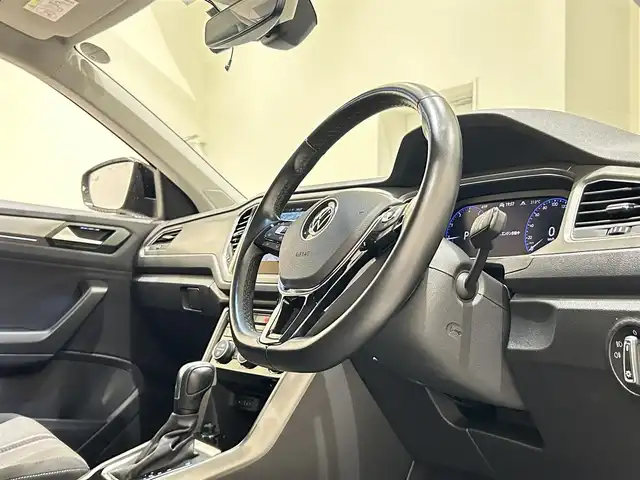 フォルクスワーゲン ＶＷ Ｔ－ロック TSI スタイル デザインPKG 福岡県 2021(令3)年 2.3万km ディープブラックパールエフェクト デジタルメータークラスター　/ナビ　/バックカメラ　/ＡｐｐｌｅＣａｒｐｌａｙ／Ａｎｄｒｏｉｄ　Ａｕｔｏ　/スマートキー　/ＡＣＣ　/ＢＳＭ　/衝突軽減Ｂ　/パワーバックドア　/LEDライト　/純正１７インチＡＷ　/ＥＴＣ