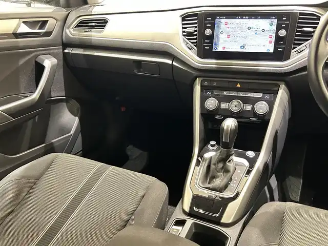フォルクスワーゲン ＶＷ Ｔ－ロック TSI スタイル デザインPKG 福岡県 2021(令3)年 2.3万km ディープブラックパールエフェクト デジタルメータークラスター　/ナビ　/バックカメラ　/ＡｐｐｌｅＣａｒｐｌａｙ／Ａｎｄｒｏｉｄ　Ａｕｔｏ　/スマートキー　/ＡＣＣ　/ＢＳＭ　/衝突軽減Ｂ　/パワーバックドア　/LEDライト　/純正１７インチＡＷ　/ＥＴＣ