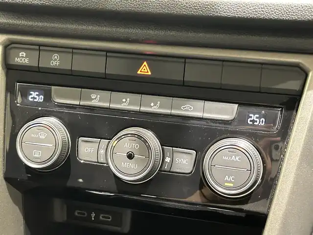 フォルクスワーゲン ＶＷ Ｔ－ロック TSI スタイル デザインPKG 福岡県 2021(令3)年 2.3万km ディープブラックパールエフェクト デジタルメータークラスター　/ナビ　/バックカメラ　/ＡｐｐｌｅＣａｒｐｌａｙ／Ａｎｄｒｏｉｄ　Ａｕｔｏ　/スマートキー　/ＡＣＣ　/ＢＳＭ　/衝突軽減Ｂ　/パワーバックドア　/LEDライト　/純正１７インチＡＷ　/ＥＴＣ