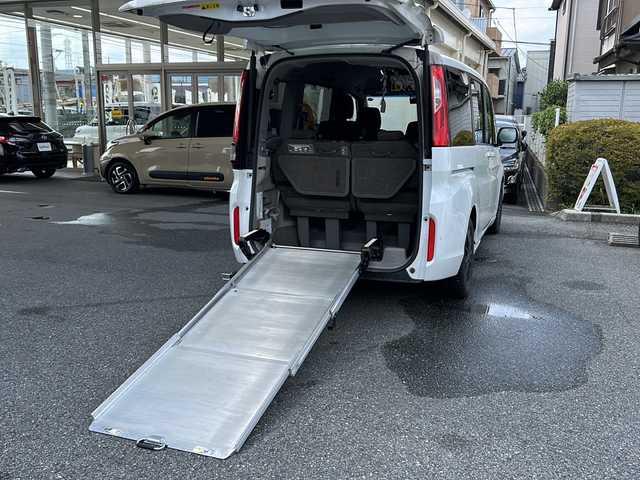 ホンダ ステップワゴン G ホンダセンシング 埼玉県 2018(平30)年 4.7万km プラチナホワイトパール 福祉車両/ナビ装着用スペシャルパッケージ＋ETC車載器(ナビゲーション連動)/Honda SENSING/クルーズコントロール/1列目シート用i-サイドエアバッグシステム＋サイドカーテンエアバッグシステム(1-3列目シート対応)/リア左側パワースライドドア＋スライドドア・イージークローザー（リア両側）/リア右側パワースライドドア/コンフォートビューパッケージ/IRカット(遮熱)＋スーパーUVカットフロントドアガラス/プラズマクラスター機能/トリプルゾーンコントロール・フルオートエアコンディショナー/LEDヘッドライト(オートレベリング/オートライトコントロール機構付)