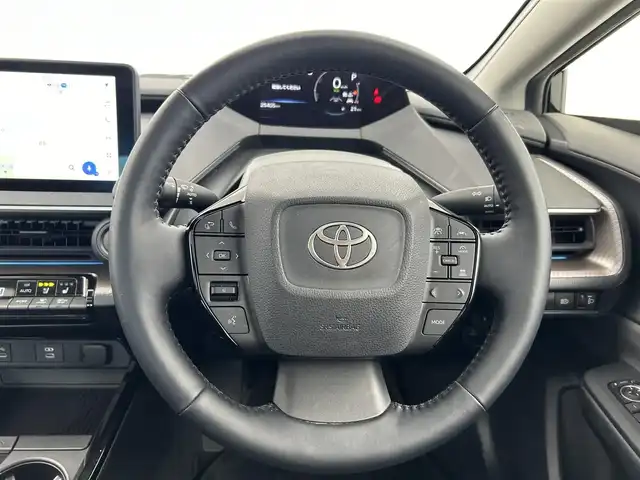 トヨタ プリウス Z 愛知県 2023(令5)年 2.6万km アティチュードブラックマイカ サンルーフ/トヨタセーフティセンス/純正12.3インチナビ/（Bluetooth/フルセグTV/USB入力）/全方位カメラ/ブラインドスポットモニター/デジタルインナーミラー/ETC2.0/ドライブレコーダー/合皮シート/パワーシート/シートヒーター/シートクーラー/ステアリングヒーター/衝突軽減システム/ACC/レーダークルーズコントロール/オートマチックハイビーム/電動リアゲード/メモリシート/純正LEDライト/純正19インチAW/純正フロアマット/オートライト/AC100V