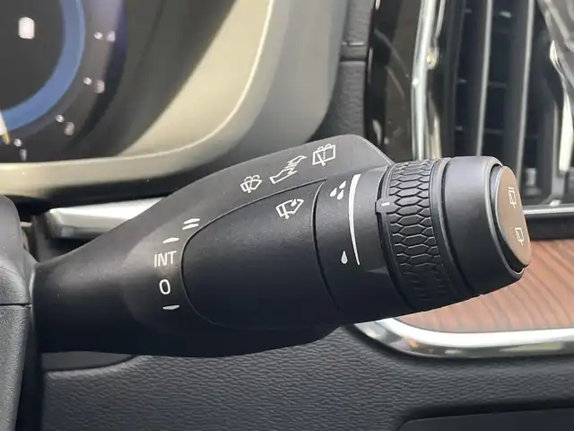 ボルボ ボルボ ＸＣ６０ アルティメット B5 AWD 三重県 2024(令6)年 0.6万km グレー パノラマサンルーフ/純正Googleナビ/３６０°カメラ/ACC/ブラインドスポット/黒革/パワーシート/ベンチレーション/シートヒーター/ステアリングヒーター/純正１９インチＡＷ/メモリー付パワーシート　/シートコントロール/ｈａｒｍａｎ／ｋａｒｄｏｎサウンド/carplay/ETC