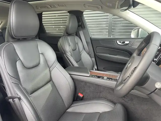 ボルボ ボルボ ＸＣ６０ アルティメット B5 AWD 三重県 2024(令6)年 0.6万km グレー パノラマサンルーフ/純正Googleナビ/３６０°カメラ/ACC/ブラインドスポット/黒革/パワーシート/ベンチレーション/シートヒーター/ステアリングヒーター/純正１９インチＡＷ/メモリー付パワーシート　/シートコントロール/ｈａｒｍａｎ／ｋａｒｄｏｎサウンド/carplay/ETC
