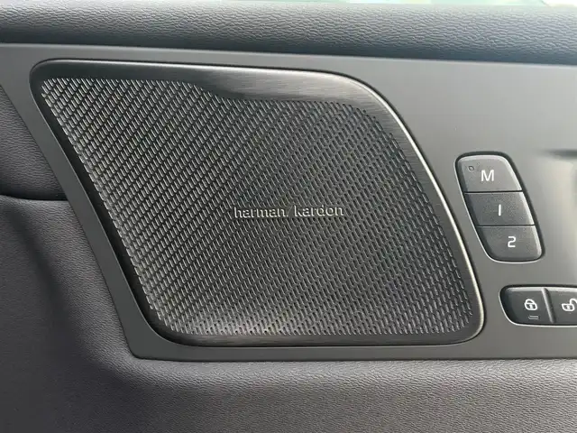 ボルボ ボルボ ＸＣ６０ アルティメット B5 AWD 三重県 2024(令6)年 0.6万km グレー パノラマサンルーフ/純正Googleナビ/３６０°カメラ/ACC/ブラインドスポット/黒革/パワーシート/ベンチレーション/シートヒーター/ステアリングヒーター/純正１９インチＡＷ/メモリー付パワーシート　/シートコントロール/ｈａｒｍａｎ／ｋａｒｄｏｎサウンド/carplay/ETC