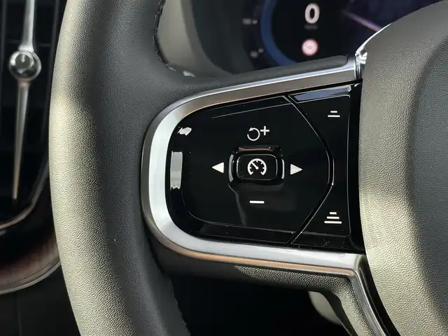ボルボ ボルボ ＸＣ６０ アルティメット B5 AWD 三重県 2024(令6)年 0.6万km グレー パノラマサンルーフ/純正Googleナビ/３６０°カメラ/ACC/ブラインドスポット/黒革/パワーシート/ベンチレーション/シートヒーター/ステアリングヒーター/純正１９インチＡＷ/メモリー付パワーシート　/シートコントロール/ｈａｒｍａｎ／ｋａｒｄｏｎサウンド/carplay/ETC