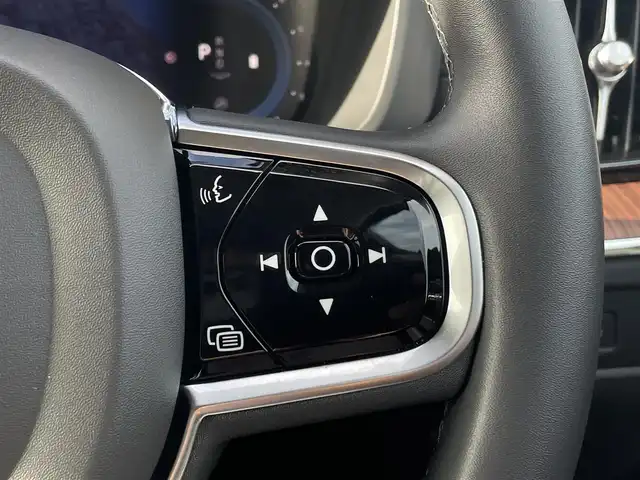 ボルボ ボルボ ＸＣ６０ アルティメット B5 AWD 三重県 2024(令6)年 0.6万km グレー パノラマサンルーフ/純正Googleナビ/３６０°カメラ/ACC/ブラインドスポット/黒革/パワーシート/ベンチレーション/シートヒーター/ステアリングヒーター/純正１９インチＡＷ/メモリー付パワーシート　/シートコントロール/ｈａｒｍａｎ／ｋａｒｄｏｎサウンド/carplay/ETC