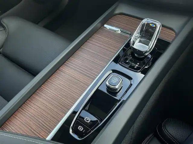 ボルボ ボルボ ＸＣ６０ アルティメット B5 AWD 三重県 2024(令6)年 0.6万km グレー パノラマサンルーフ/純正Googleナビ/３６０°カメラ/ACC/ブラインドスポット/黒革/パワーシート/ベンチレーション/シートヒーター/ステアリングヒーター/純正１９インチＡＷ/メモリー付パワーシート　/シートコントロール/ｈａｒｍａｎ／ｋａｒｄｏｎサウンド/carplay/ETC