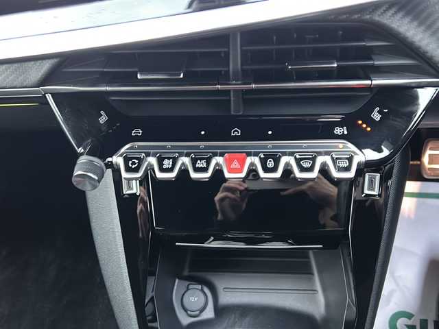 プジョー プジョー ２００８ シエロ ブルーHDi 静岡県 2025(令7)年 0.7万km 白 /ワンオーナー//ディスプレイオーディオ//Bleutooth//全周囲カメラ//アクティブセーフティブレーキ//サンルーフ//ハーフレザーシート//ブラインドスポットモニター//純正17インチAW//スマートキー//LEDヘッドライト//保証書//取説