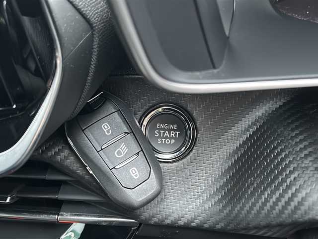 プジョー プジョー ２００８ シエロ ブルーHDi 静岡県 2025(令7)年 0.7万km 白 /ワンオーナー//ディスプレイオーディオ//Bleutooth//全周囲カメラ//アクティブセーフティブレーキ//サンルーフ//ハーフレザーシート//ブラインドスポットモニター//純正17インチAW//スマートキー//LEDヘッドライト//保証書//取説