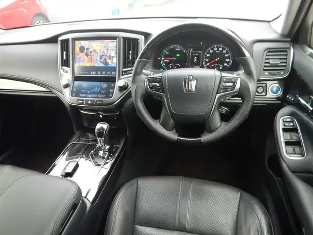 トヨタ クラウン ハイブリッド アスリートG 静岡県 2017(平29)年 9.5万km ホワイトパールクリスタルシャイン PCS（衝突軽減ブレーキ）/LDA(車線逸脱警報)/BSM（ブラインドスポットモニター）/レーダークルーズコントロール/オートライト/オートハイビーム/フォグライト/サンルーフ/本革シート/前席シートヒーター/エアーシート/前席パワーシート/純正ナビゲーション/・Bluetooth接続/・AM/・FM/・AUX/・地デジ/・ブルーレイ/・DVD/・SD/2.0ETC/純正フロアマット/マニュアルモード付AT/プッシュスタート/スマートキー×2/運転席シートメモリー/ウインカー付きドアミラー/社外ガングリップステアリング/新車保証書