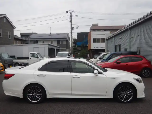 トヨタ クラウン ハイブリッド アスリートG 静岡県 2017(平29)年 9.5万km ホワイトパールクリスタルシャイン PCS（衝突軽減ブレーキ）/LDA(車線逸脱警報)/BSM（ブラインドスポットモニター）/レーダークルーズコントロール/オートライト/オートハイビーム/フォグライト/サンルーフ/本革シート/前席シートヒーター/エアーシート/前席パワーシート/純正ナビゲーション/・Bluetooth接続/・AM/・FM/・AUX/・地デジ/・ブルーレイ/・DVD/・SD/2.0ETC/純正フロアマット/マニュアルモード付AT/プッシュスタート/スマートキー×2/運転席シートメモリー/ウインカー付きドアミラー/社外ガングリップステアリング/新車保証書