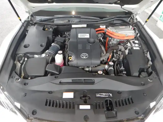 トヨタ クラウン ハイブリッド アスリートG 静岡県 2017(平29)年 9.5万km ホワイトパールクリスタルシャイン PCS（衝突軽減ブレーキ）/LDA(車線逸脱警報)/BSM（ブラインドスポットモニター）/レーダークルーズコントロール/オートライト/オートハイビーム/フォグライト/サンルーフ/本革シート/前席シートヒーター/エアーシート/前席パワーシート/純正ナビゲーション/・Bluetooth接続/・AM/・FM/・AUX/・地デジ/・ブルーレイ/・DVD/・SD/2.0ETC/純正フロアマット/マニュアルモード付AT/プッシュスタート/スマートキー×2/運転席シートメモリー/ウインカー付きドアミラー/社外ガングリップステアリング/新車保証書