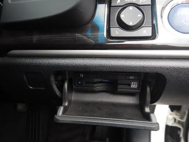 トヨタ クラウン ハイブリッド アスリートG 静岡県 2017(平29)年 9.5万km ホワイトパールクリスタルシャイン PCS（衝突軽減ブレーキ）/LDA(車線逸脱警報)/BSM（ブラインドスポットモニター）/レーダークルーズコントロール/オートライト/オートハイビーム/フォグライト/サンルーフ/本革シート/前席シートヒーター/エアーシート/前席パワーシート/純正ナビゲーション/・Bluetooth接続/・AM/・FM/・AUX/・地デジ/・ブルーレイ/・DVD/・SD/2.0ETC/純正フロアマット/マニュアルモード付AT/プッシュスタート/スマートキー×2/運転席シートメモリー/ウインカー付きドアミラー/社外ガングリップステアリング/新車保証書