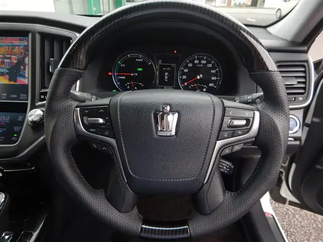 トヨタ クラウン ハイブリッド アスリートG 静岡県 2017(平29)年 9.5万km ホワイトパールクリスタルシャイン PCS（衝突軽減ブレーキ）/LDA(車線逸脱警報)/BSM（ブラインドスポットモニター）/レーダークルーズコントロール/オートライト/オートハイビーム/フォグライト/サンルーフ/本革シート/前席シートヒーター/エアーシート/前席パワーシート/純正ナビゲーション/・Bluetooth接続/・AM/・FM/・AUX/・地デジ/・ブルーレイ/・DVD/・SD/2.0ETC/純正フロアマット/マニュアルモード付AT/プッシュスタート/スマートキー×2/運転席シートメモリー/ウインカー付きドアミラー/社外ガングリップステアリング/新車保証書