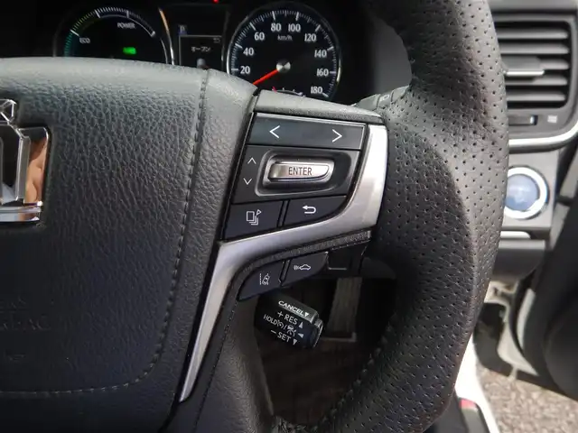 トヨタ クラウン ハイブリッド アスリートG 静岡県 2017(平29)年 9.5万km ホワイトパールクリスタルシャイン PCS（衝突軽減ブレーキ）/LDA(車線逸脱警報)/BSM（ブラインドスポットモニター）/レーダークルーズコントロール/オートライト/オートハイビーム/フォグライト/サンルーフ/本革シート/前席シートヒーター/エアーシート/前席パワーシート/純正ナビゲーション/・Bluetooth接続/・AM/・FM/・AUX/・地デジ/・ブルーレイ/・DVD/・SD/2.0ETC/純正フロアマット/マニュアルモード付AT/プッシュスタート/スマートキー×2/運転席シートメモリー/ウインカー付きドアミラー/社外ガングリップステアリング/新車保証書