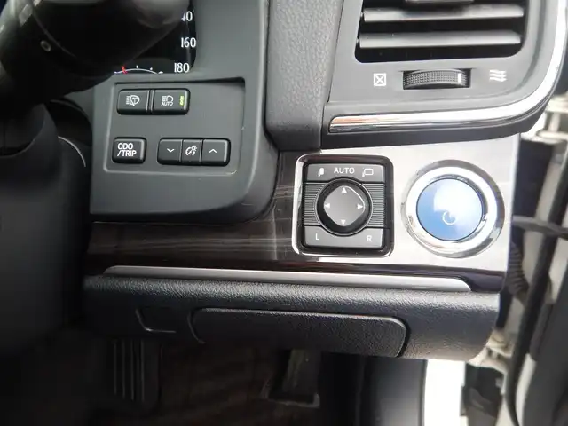 トヨタ クラウン ハイブリッド アスリートG 静岡県 2017(平29)年 9.5万km ホワイトパールクリスタルシャイン PCS（衝突軽減ブレーキ）/LDA(車線逸脱警報)/BSM（ブラインドスポットモニター）/レーダークルーズコントロール/オートライト/オートハイビーム/フォグライト/サンルーフ/本革シート/前席シートヒーター/エアーシート/前席パワーシート/純正ナビゲーション/・Bluetooth接続/・AM/・FM/・AUX/・地デジ/・ブルーレイ/・DVD/・SD/2.0ETC/純正フロアマット/マニュアルモード付AT/プッシュスタート/スマートキー×2/運転席シートメモリー/ウインカー付きドアミラー/社外ガングリップステアリング/新車保証書