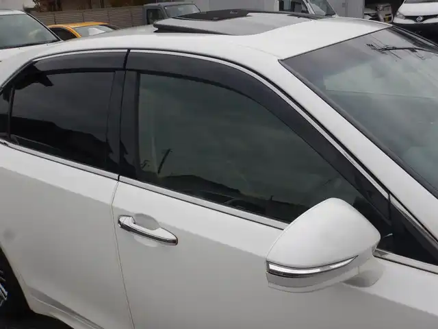 トヨタ クラウン ハイブリッド アスリートG 静岡県 2017(平29)年 9.5万km ホワイトパールクリスタルシャイン PCS（衝突軽減ブレーキ）/LDA(車線逸脱警報)/BSM（ブラインドスポットモニター）/レーダークルーズコントロール/オートライト/オートハイビーム/フォグライト/サンルーフ/本革シート/前席シートヒーター/エアーシート/前席パワーシート/純正ナビゲーション/・Bluetooth接続/・AM/・FM/・AUX/・地デジ/・ブルーレイ/・DVD/・SD/2.0ETC/純正フロアマット/マニュアルモード付AT/プッシュスタート/スマートキー×2/運転席シートメモリー/ウインカー付きドアミラー/社外ガングリップステアリング/新車保証書