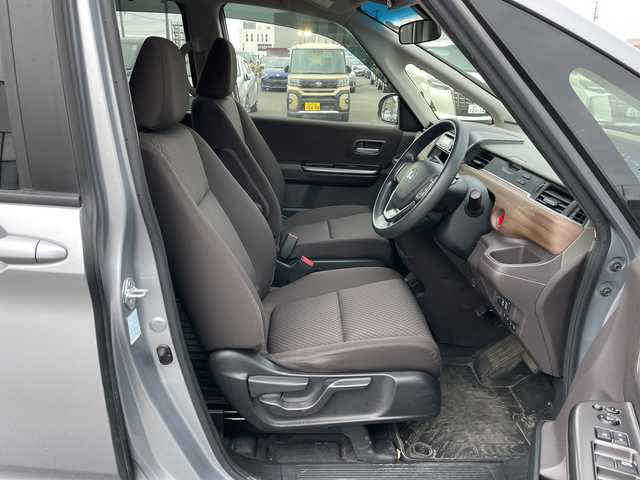 ホンダ フリード G ホンダセンシング 道央・札幌 2020(令2)年 8.7万km ルナシルバーM ４WD/社外オーディオ/AM/FM/AUX/ホンダセンシング/衝突被害軽減ブレーキ/横滑り防止装置/レーダークルーズコントロール/レーンキープアシスト/コーナーセンサー/アイドリングストップ/ワイパーデアイサー/ECON/両側パワースライドドア/前席シートヒーター/プッシュスタート/スマートキー/ハロゲンヘッドライト/オートライト/電動格納ミラー/ヒーテッドドアミラー/ウィンカーミラー/純正フロアマット/ドアバイザー/スペアキー/社外AW付冬タイヤ積込/185/65/R15/2023年/山4mm