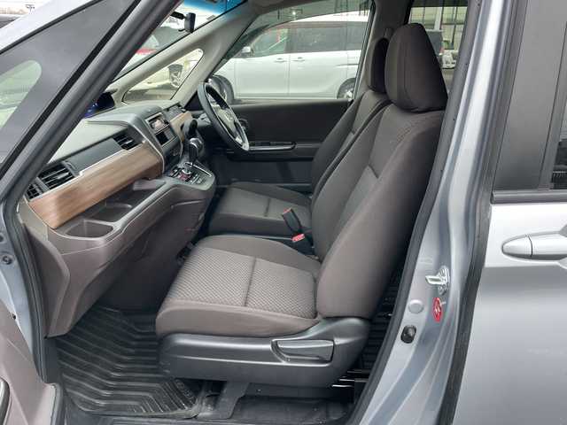 ホンダ フリード G ホンダセンシング 道央・札幌 2020(令2)年 8.7万km ルナシルバーM ４WD/社外オーディオ/AM/FM/AUX/ホンダセンシング/衝突被害軽減ブレーキ/横滑り防止装置/レーダークルーズコントロール/レーンキープアシスト/コーナーセンサー/アイドリングストップ/ワイパーデアイサー/ECON/両側パワースライドドア/前席シートヒーター/プッシュスタート/スマートキー/ハロゲンヘッドライト/オートライト/電動格納ミラー/ヒーテッドドアミラー/ウィンカーミラー/純正フロアマット/ドアバイザー/スペアキー/社外AW付冬タイヤ積込/185/65/R15/2023年/山4mm