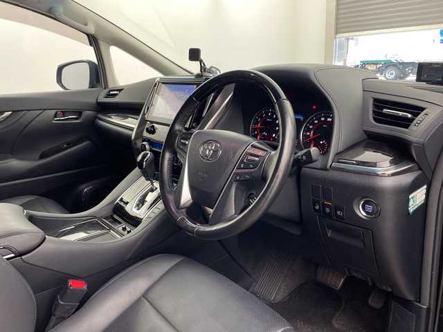 トヨタ アルファード S Cパッケージ 兵庫県 2020(令2)年 5.9万km スパークリングブラックパールクリスタルシャイン ・純正9インチナビ/TV/CD/DVD/Bluetooth/USB/Miracast/・バックカメラ/・デジタルインナーミラー/・ビルトインETC/・サンルーフ/・両側パワースライドドア/・パワーバックドア/・Toyota　Safety　Sense/・プリクラッシュセーフティ/・レーントレーシングアシスト/・レーダークルーズコントロール/・ロードサインアシスト/・アダプティブハイビームシステム/・ブラインドスポットモニター/・先行車発進告知/・クリアランスソナー/・革シート/・前席パワーシート/・前席シートヒーター/・前席シートベンチレーション/・ステアリングヒーター/・AC100V電源/・ウッドコンビステアリング/・三眼LEDライト/・シーケンシャルターンランプ/・LEDフォグランプ/・スマートキー/・純正18インチアルミホイール