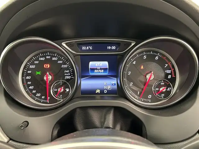 メルセデス・ベンツ ＣＬＡ１８０ Sブレイク AMG スタイル 岡山県 2018(平30)年 3.1万km ポーラホワイト メルセデス純正ナビ/AMGプレミアムパッケージ/パノラマSR/ハーフレザー/シートヒーター/PWシート/リアカメラ/フルセグ/harman/kardon/RSP/ESP/アクティブブレーキA/アテンションA/BSA/レーンキープA/ディストロ+/パドルシフト/ダイナミックセレクト/パワーテールゲート/ETC/前後ドラレコ/アンビエントライト/LEDヘッドライト/AHB