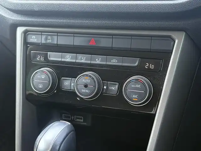 フォルクスワーゲン Ｔ－ロック TDI スタイル デザインPKG 徳島県 2020(令2)年 6万km 黒 純正ナビ/CD/DVD/SD/USB/Bluetooth/バックカメラ/レーンキープアシスト/ETC2.0 /パドルシフト/アイドリングストップ/クルーズコントロール/フォグライト/オートライト/ルーフレール/LEDヘッドライト/新車時保証書/取扱説明書