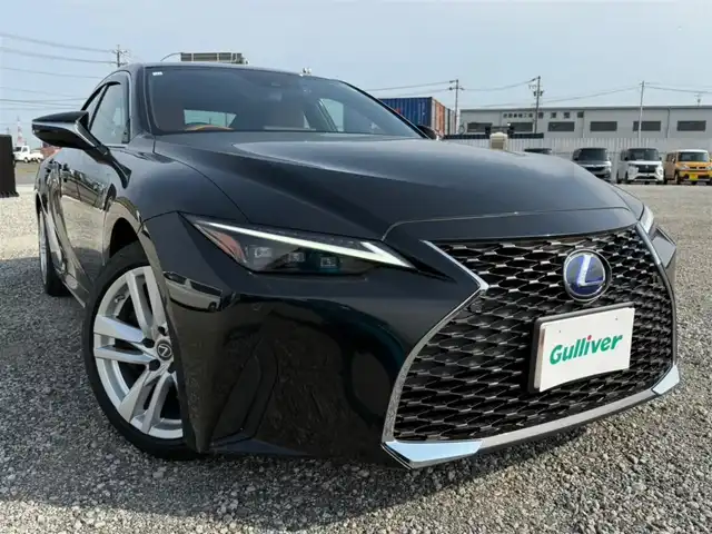 レクサス ＩＳ 300h 福岡県 2020(令2)年 1.1万km グラファイトブラックガラスフレーク ワンオーナー/ムーンルーフ/純正10型ナビ(BT/DVD/Blu-ray)/フルセグTV/バックカメラ/ビルトインETC2.0/ドライブレコーダー/レーダークルーズコントロール/クリアランスソナー/セーフティシステムプラス/・プリクラッシュセーフティ/・レーントレーシングアシスト/・オートマチックハイビーム/・ロードサインアシスト/・先行車発進告知機能/・ドライバー異常時対応システム/ブラインドスポットモニター/パーキングサポートブレーキ/純正3連フルLEDヘッドランプ/本革巻きステアリング/パドルシフト/合皮シート/前席パワーシート/シートヒーター/純正18インチアルミホイール/スマートエントリー/スタートシステム/禁煙車
