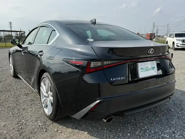 レクサス ＩＳ 300h 福岡県 2020(令2)年 1.1万km グラファイトブラックガラスフレーク ワンオーナー/ムーンルーフ/純正10型ナビ(BT/DVD/Blu-ray)/フルセグTV/バックカメラ/ビルトインETC2.0/ドライブレコーダー/レーダークルーズコントロール/クリアランスソナー/セーフティシステムプラス/・プリクラッシュセーフティ/・レーントレーシングアシスト/・オートマチックハイビーム/・ロードサインアシスト/・先行車発進告知機能/・ドライバー異常時対応システム/ブラインドスポットモニター/パーキングサポートブレーキ/純正3連フルLEDヘッドランプ/本革巻きステアリング/パドルシフト/合皮シート/前席パワーシート/シートヒーター/純正18インチアルミホイール/スマートエントリー/スタートシステム/禁煙車