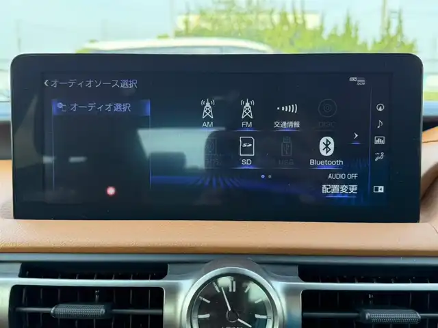 レクサス ＩＳ 300h 福岡県 2020(令2)年 1.1万km グラファイトブラックガラスフレーク ワンオーナー/ムーンルーフ/純正10型ナビ(BT/DVD/Blu-ray)/フルセグTV/バックカメラ/ビルトインETC2.0/ドライブレコーダー/レーダークルーズコントロール/クリアランスソナー/セーフティシステムプラス/・プリクラッシュセーフティ/・レーントレーシングアシスト/・オートマチックハイビーム/・ロードサインアシスト/・先行車発進告知機能/・ドライバー異常時対応システム/ブラインドスポットモニター/パーキングサポートブレーキ/純正3連フルLEDヘッドランプ/本革巻きステアリング/パドルシフト/合皮シート/前席パワーシート/シートヒーター/純正18インチアルミホイール/スマートエントリー/スタートシステム/禁煙車