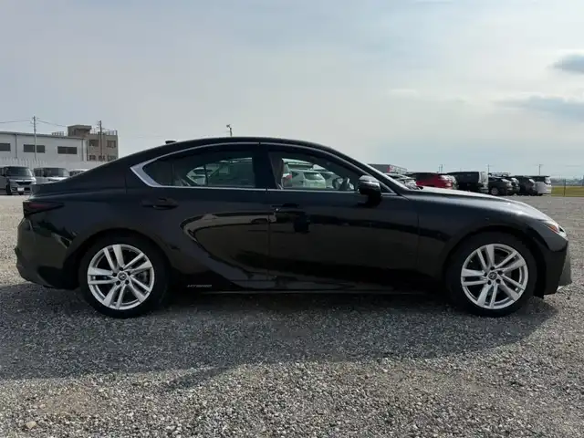 レクサス ＩＳ 300h 福岡県 2020(令2)年 1.1万km グラファイトブラックガラスフレーク ワンオーナー/ムーンルーフ/純正10型ナビ(BT/DVD/Blu-ray)/フルセグTV/バックカメラ/ビルトインETC2.0/ドライブレコーダー/レーダークルーズコントロール/クリアランスソナー/セーフティシステムプラス/・プリクラッシュセーフティ/・レーントレーシングアシスト/・オートマチックハイビーム/・ロードサインアシスト/・先行車発進告知機能/・ドライバー異常時対応システム/ブラインドスポットモニター/パーキングサポートブレーキ/純正3連フルLEDヘッドランプ/本革巻きステアリング/パドルシフト/合皮シート/前席パワーシート/シートヒーター/純正18インチアルミホイール/スマートエントリー/スタートシステム/禁煙車